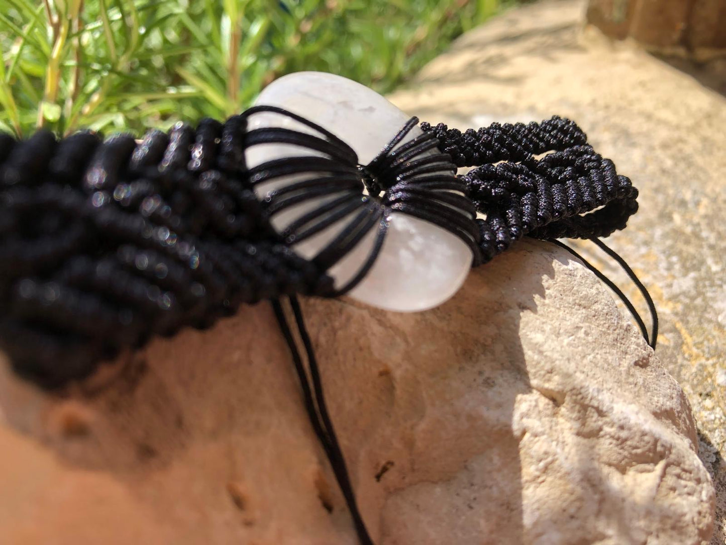 Boutique de Lithothérapie en ligne - Bracelet tréssé en noir avec pierre donut en Cristal de Roche