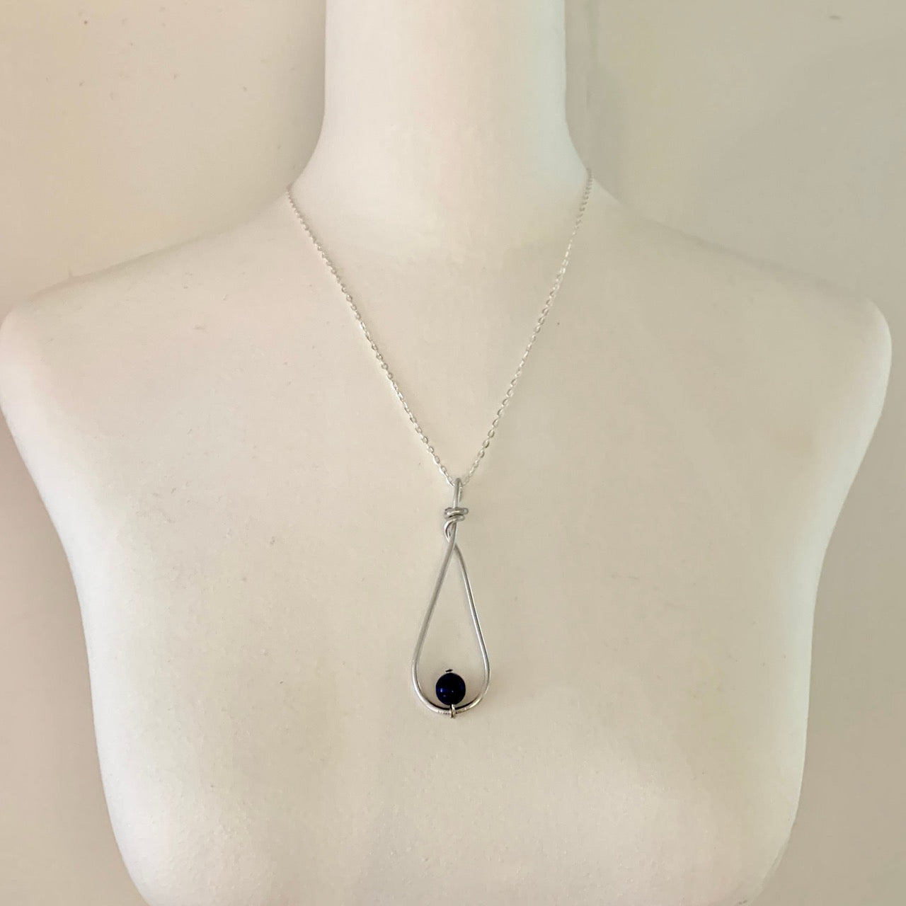 Boutique de Lithothérapie - Pendentif argenté et perle en pierre Lapis Lazuli