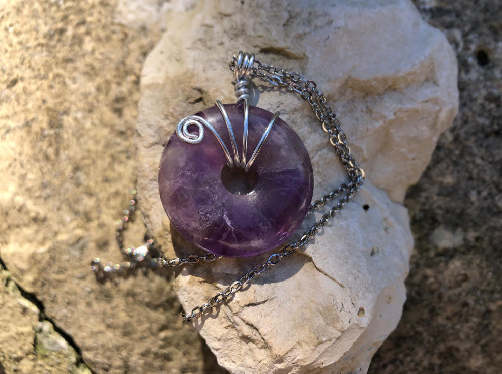 Pendentif Donut en pierre Améthyste - Fabrication artisanale