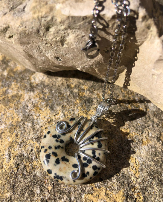 Pendentif Donut en pierre Jaspe Dalmatien - Fabrication artisanale