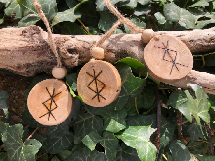Talisman viking avec rune de protection Algiz – symbole artisanal contre les énergies négatives