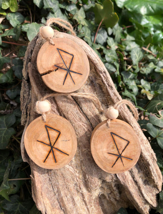 Talisman runique d’amour – rune ancienne pour attirer l’harmonie et les liens sincères