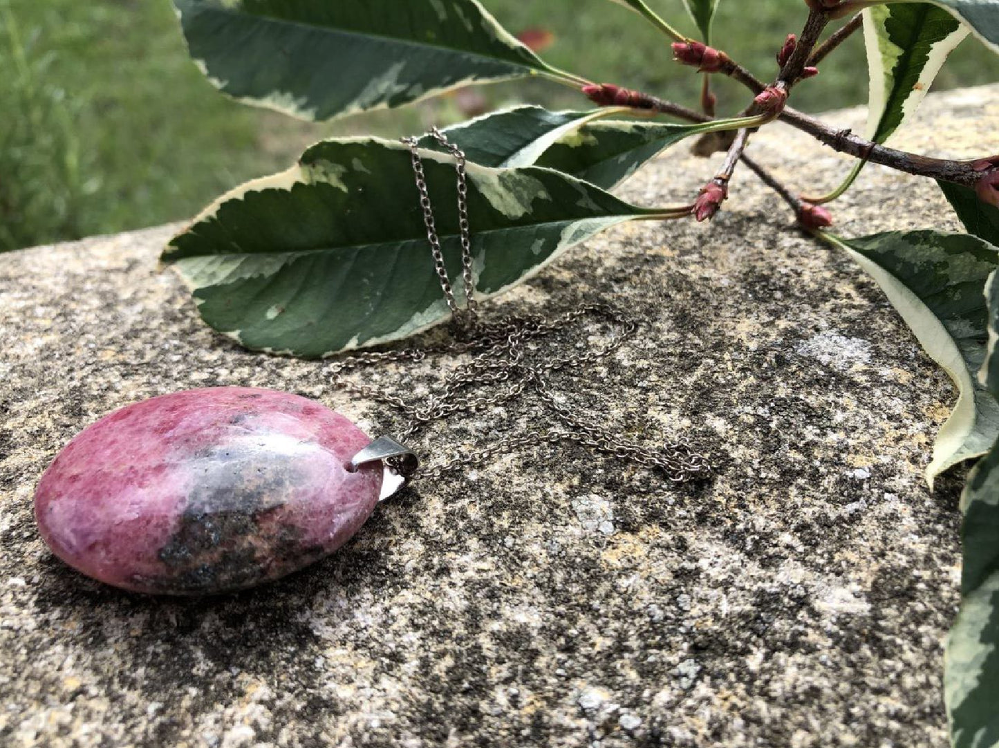 Boutique ésotérique - Lithothérapie Pendentif en Pierre Rhodonite - SOEURS