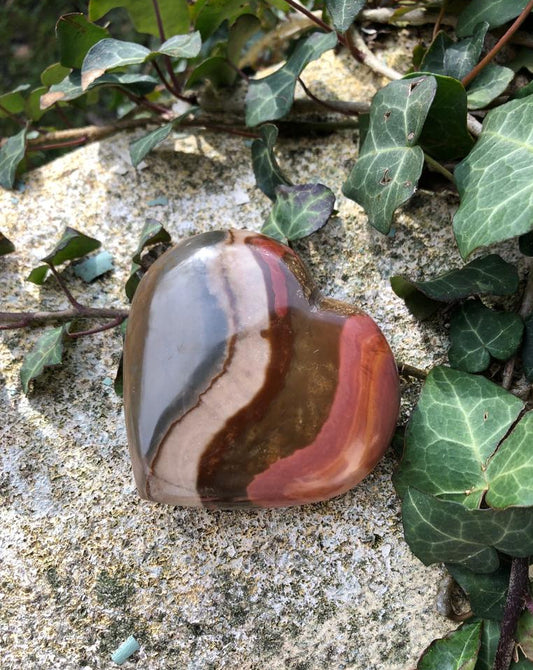 galet en forme de coeur - pierre naturelle jaspe poluchrome pour lithothérapie et bien être