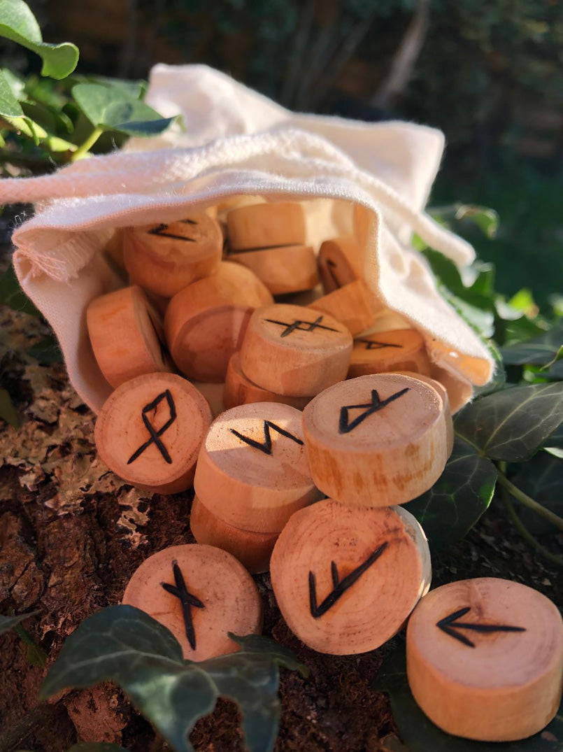 Boutique ésotérique en ligne - Photo de Runes Viking en bois petit Format