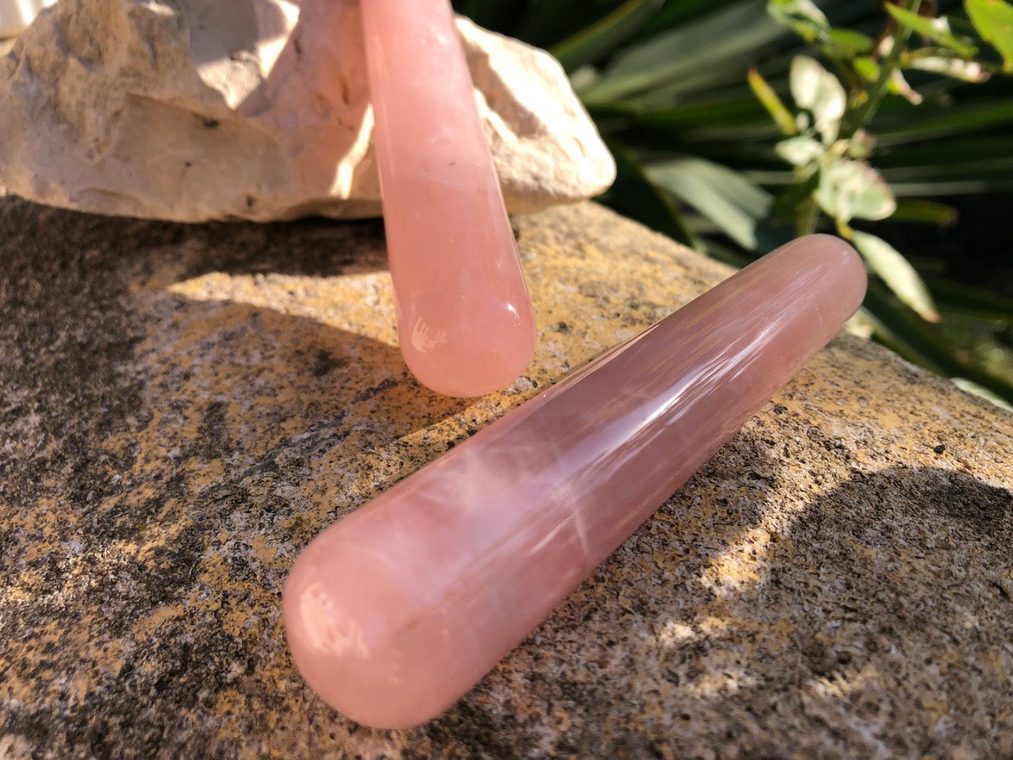 Boutique de Lithothérapie - Photos de 2 Bâtons de massage en Quartz Rose