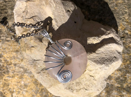 Pendentif Donut en pierre Quartz Rose - Fabrication artisanale