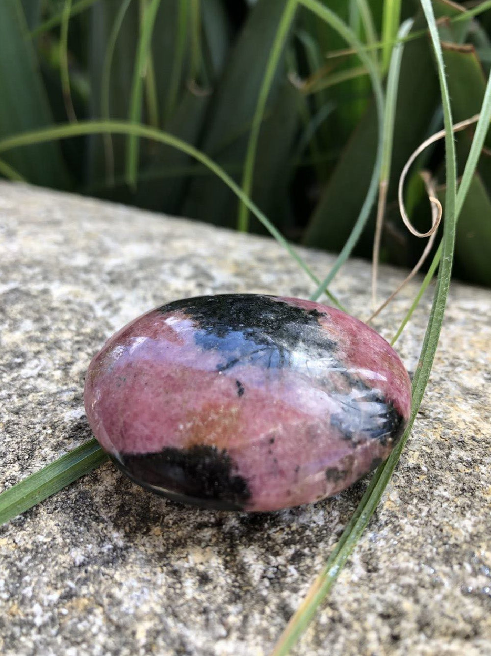 Boutique ésotérique - Lithothérapie Galet PIerre en Rhodonite - SOEURS