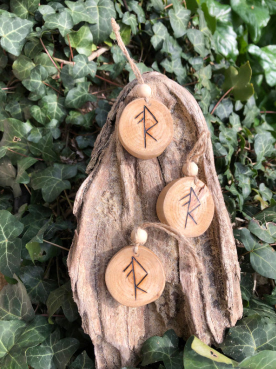 Talisman runique pour amplifier l’énergie vitale – symbole viking gravé à la main