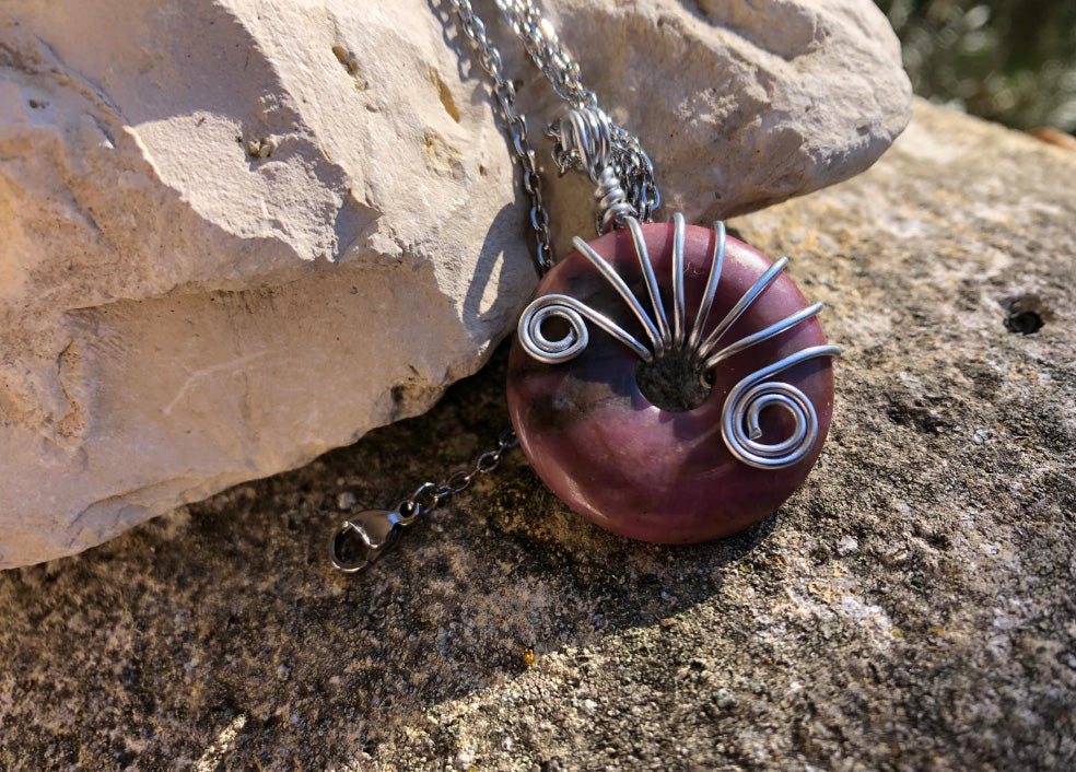 Pendentif Donut en pierre Rhodonite - Artisanat