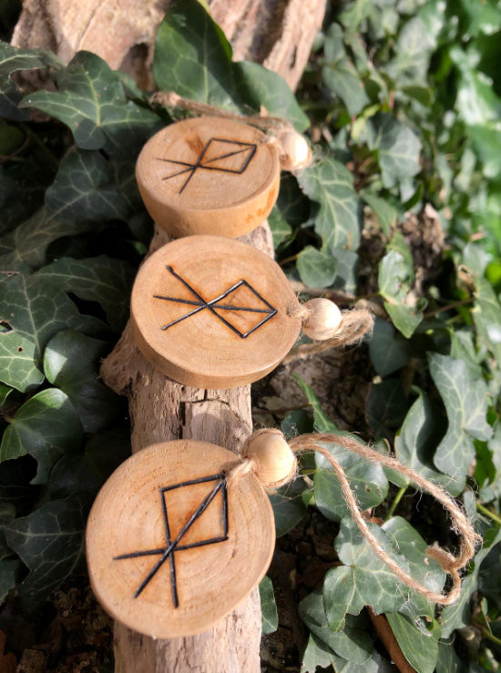 Talisman runique pour affronter les défis – symbole nordique du courage et de la volonté