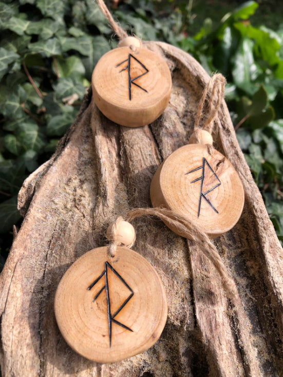 Amulette en bois avec rune d’énergie – activation spirituelle et force intérieure