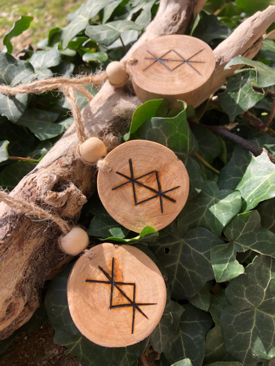 Amulette runique de protection spirituelle – décoration viking faite main pour renforcer votre aura