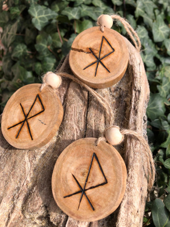 Talisman ésotérique en bois gravé d’une rune d’amour – idéal pour rituels affectifs
