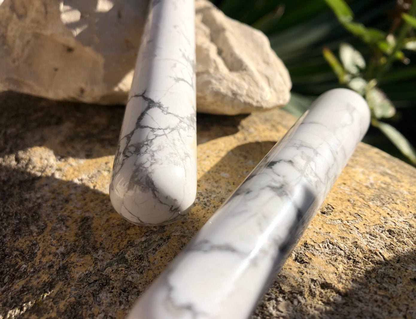 Boutique de Lithothérapie en ligne - Photos de 2 Bâtons de massage en Howlite Blanche