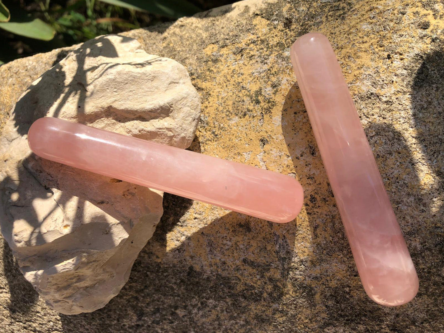 Boutique de Lithothérapie en ligne - Photos de 2 Bâtons de massage en Quartz Rose