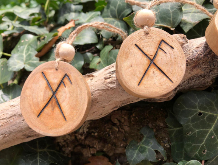 Amulette runique pour la réussite – symbole ancestral d’ouverture et de fortune