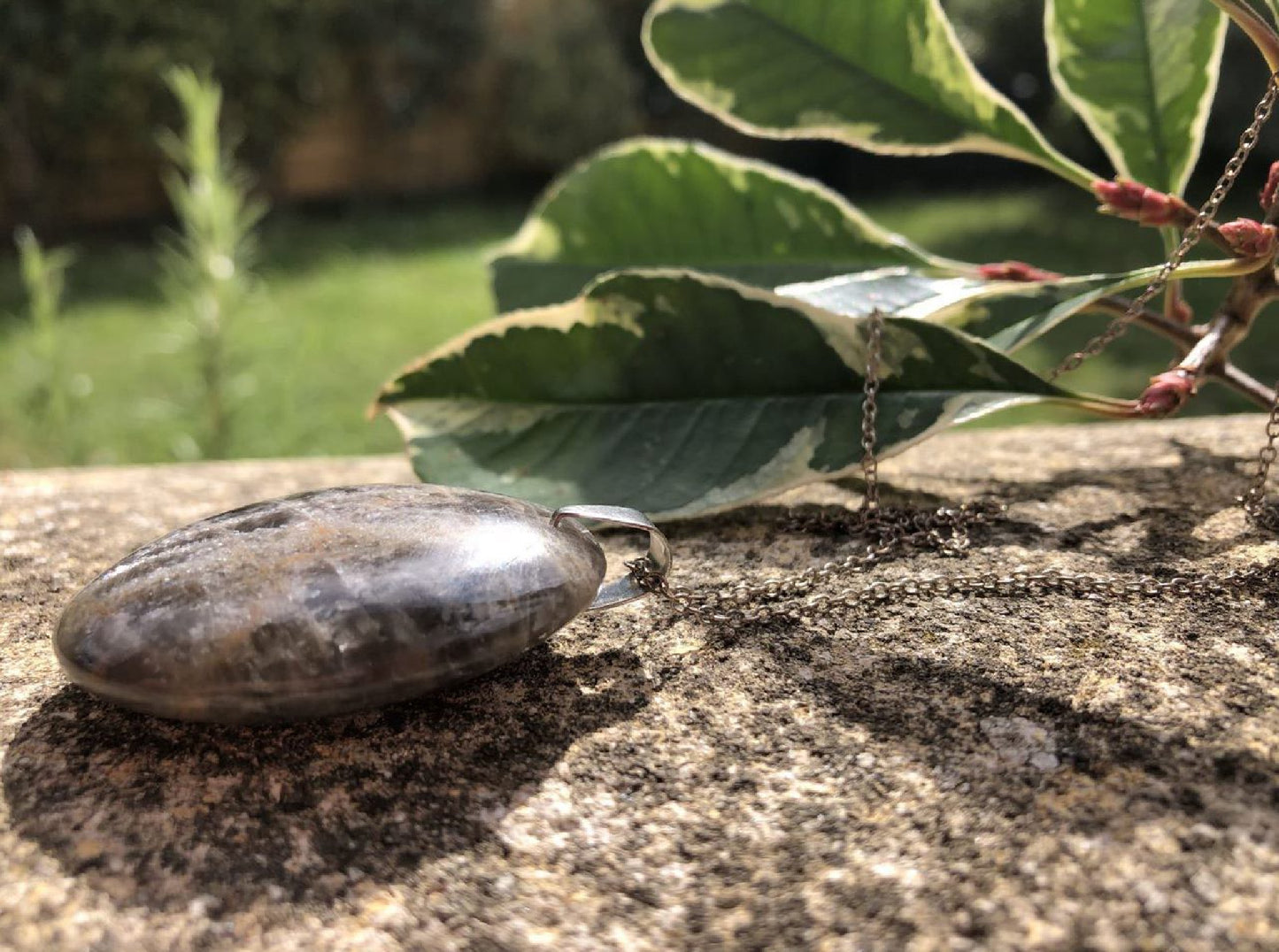 Boutique ésotérique - Lithothérapie Pierre de Lune Noire Pendentif en Pierre - SOEURS