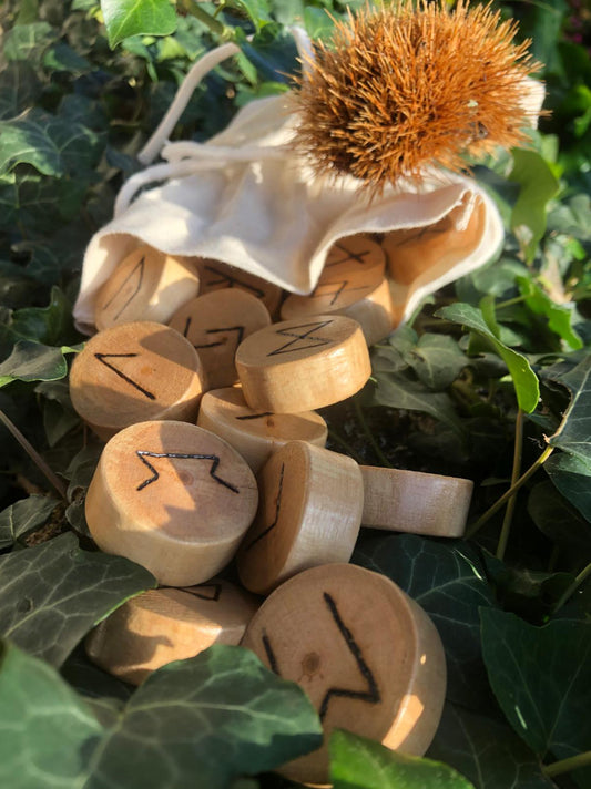 Boutique ésotérique en ligne - Lot de 24 runes viking en bois faites à la main