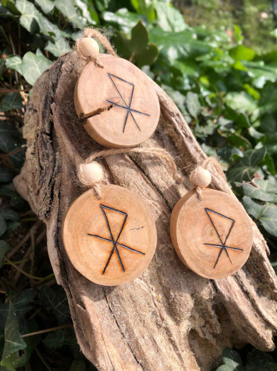 Amulette viking pour l’amour – symbole gravé favorisant les connexions affectives