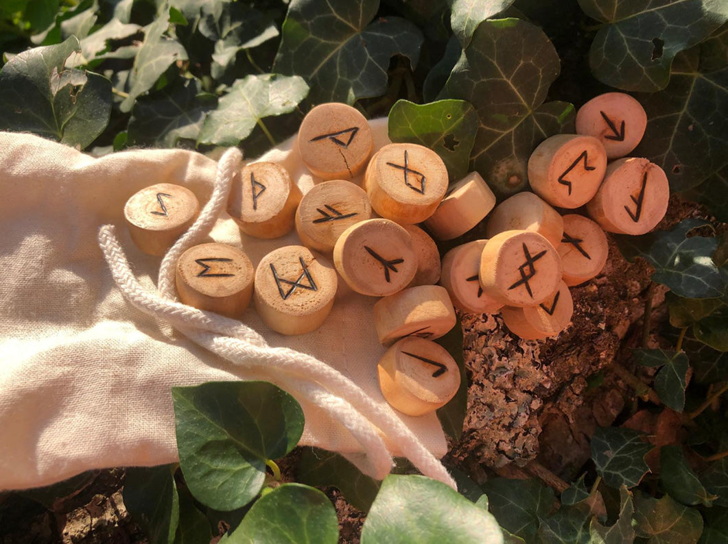 Boutique ésotérique en ligne - 24 runes viking en bois fabriquées en france - artisanat