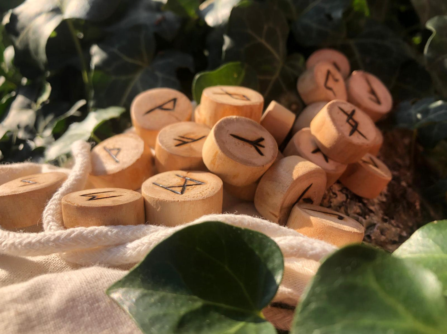 Boutique ésotérique en ligne - Runes en bois Viking de fabrication artisanale