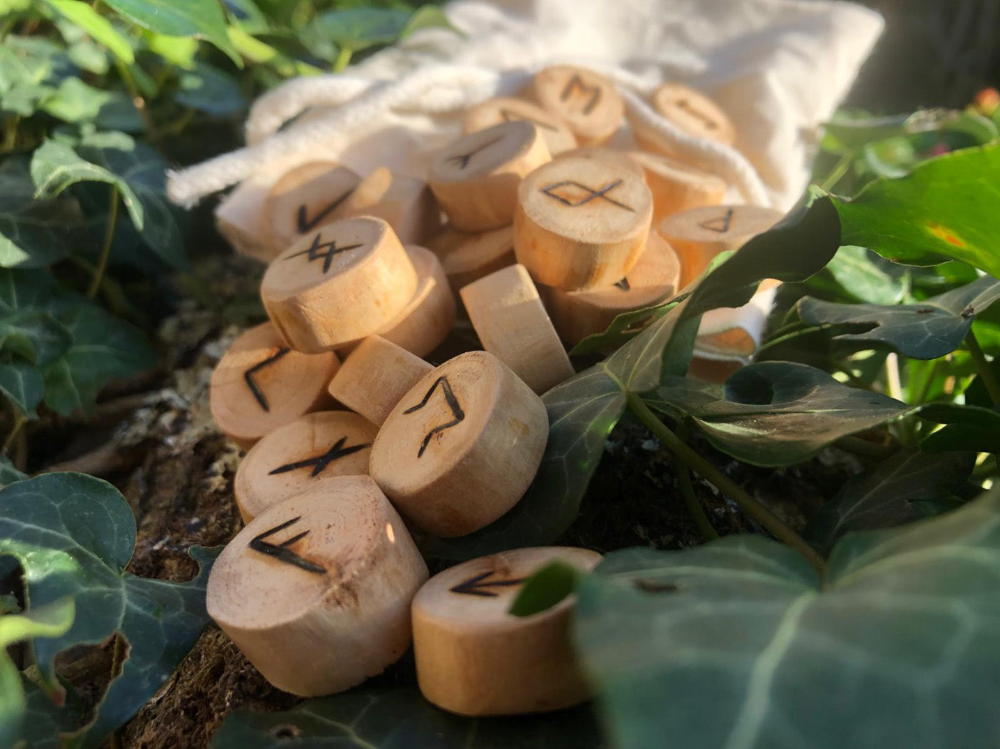 Boutique ésotérique en ligne - Photo de runes viking en bois artisanale