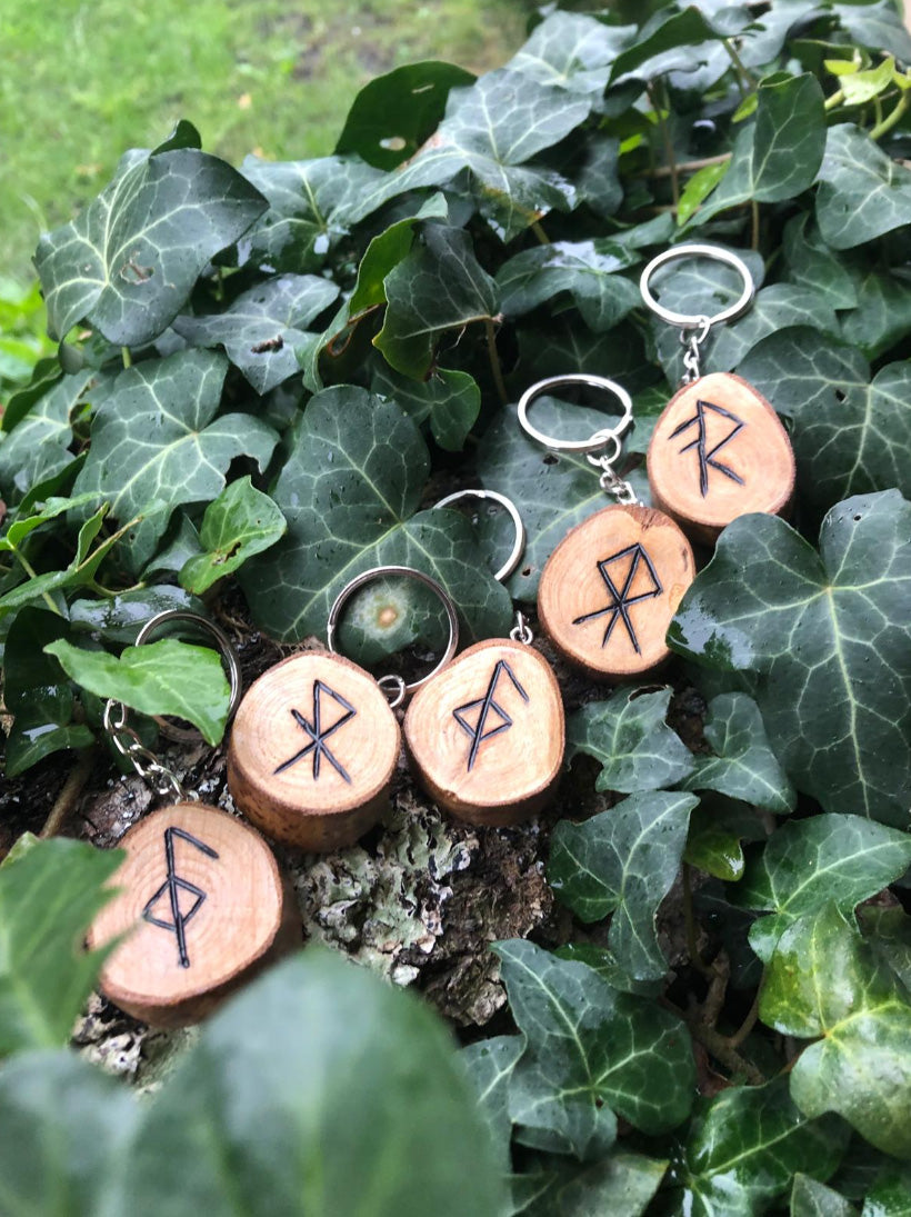 Boutique ésotérique en ligne - Artsanat français porte-clés runes viking en bois