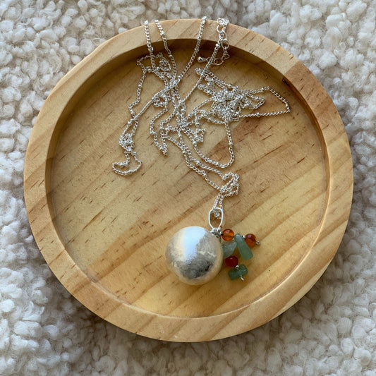 Collier Bola de Grossesse métal Argenté brossé avec des pierres en Aventurine Verte et Cornaline