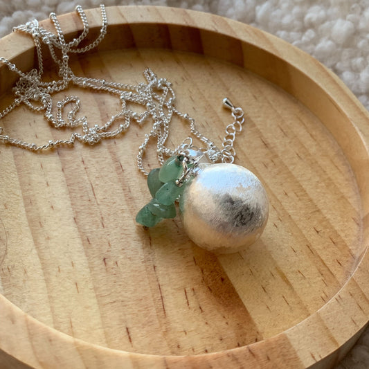 Collier Bola de Grossesse métal Argenté brossé et Aventurine Verte