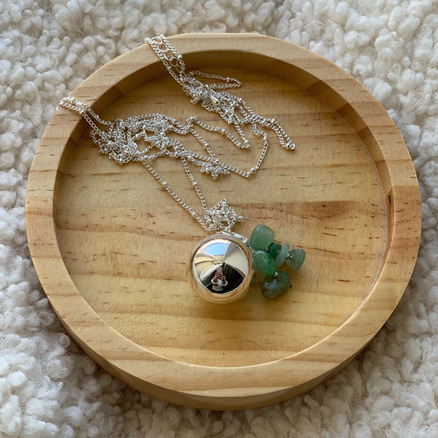 Collier Bola de Grossesse métal Argenté et Aventurine Verte
