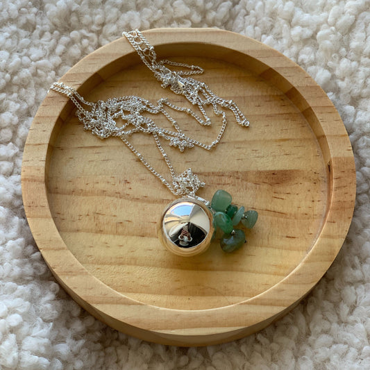 Collier Bola de Grossesse métal Argenté  et Aventurine Verte