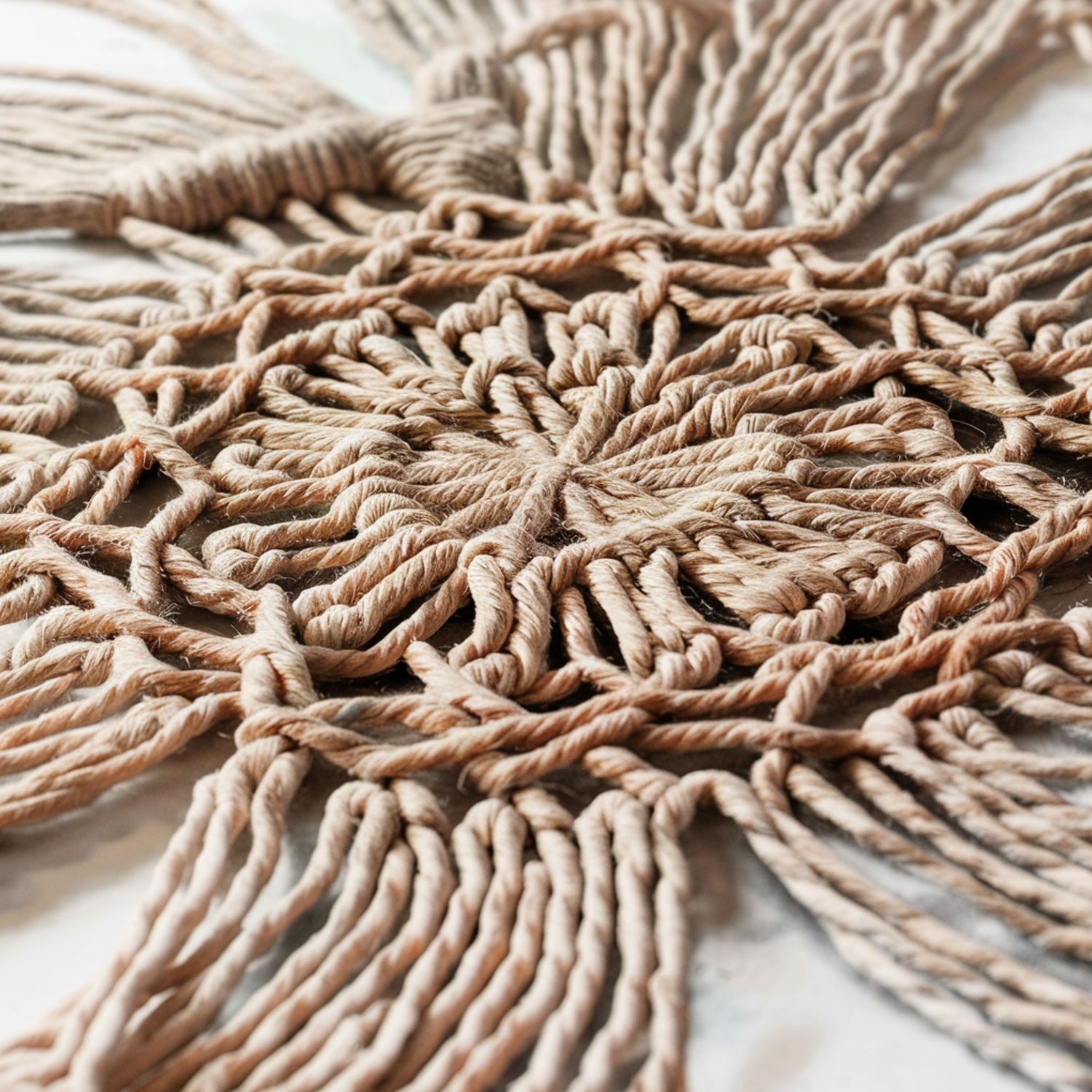 corde de macréamé partiellement tréssée de façon artisanale