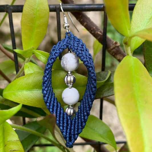 boucle d'oreille en micromacré bleu et perles holite