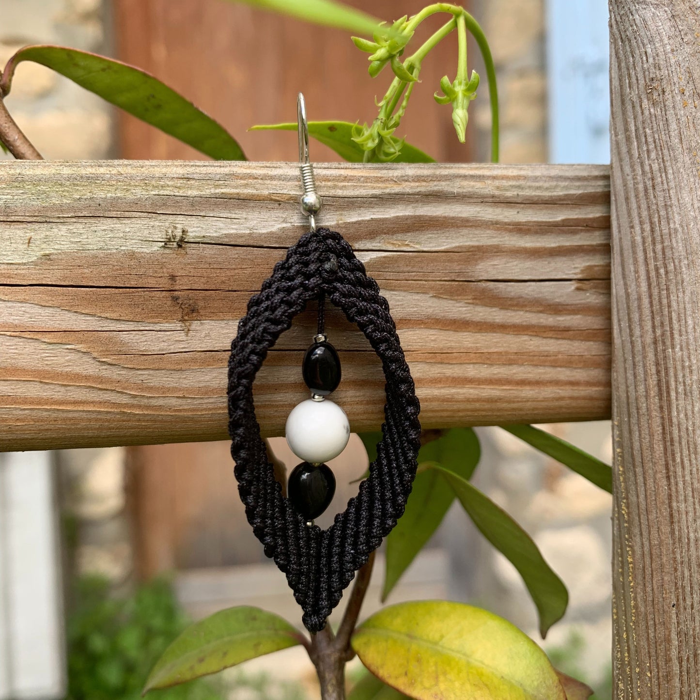 boucle d'oreille en micromacré noir et perle howlite