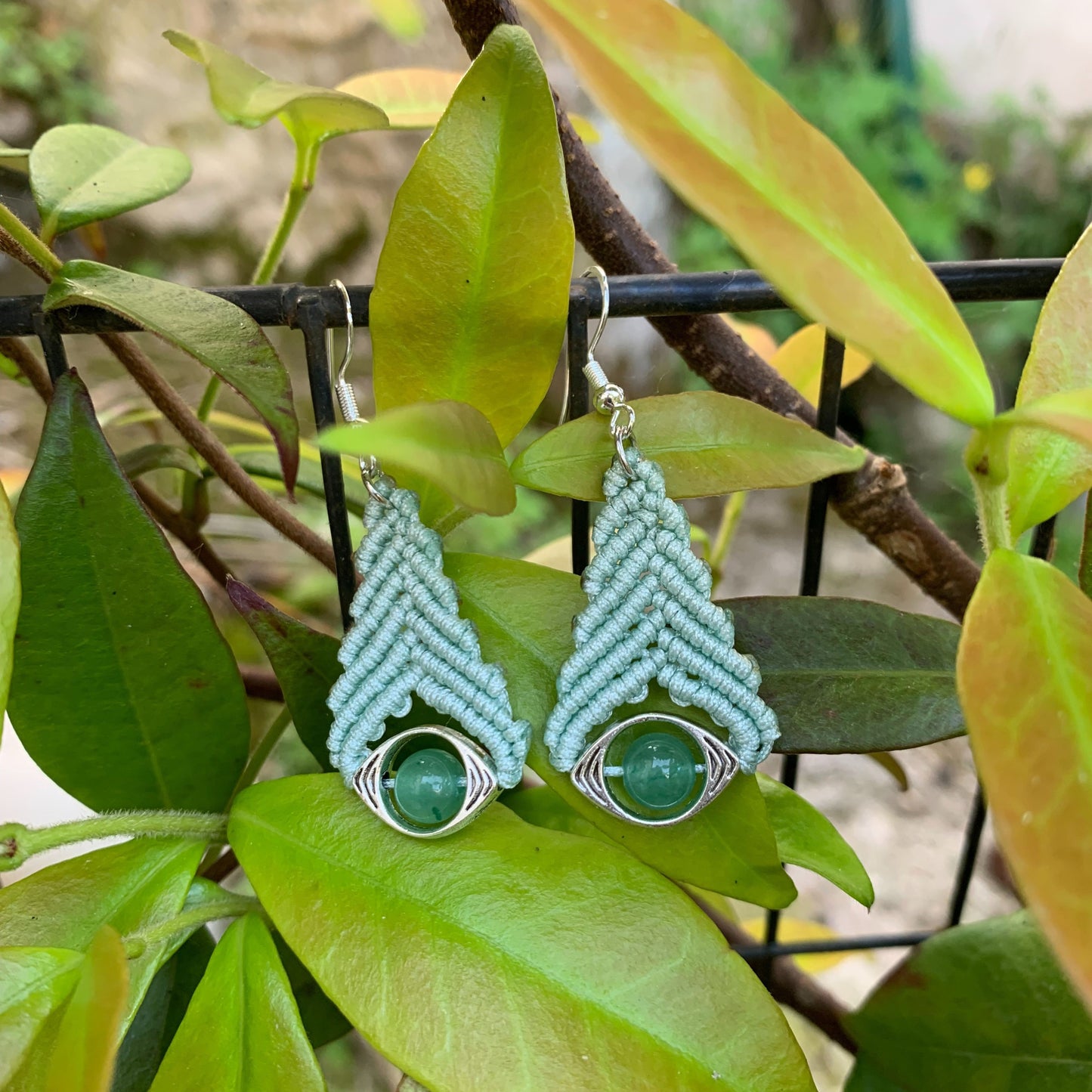 Paire de boucle d'oreilles ésotérique en micromacramé vert d'eau et perle en aventurine verte