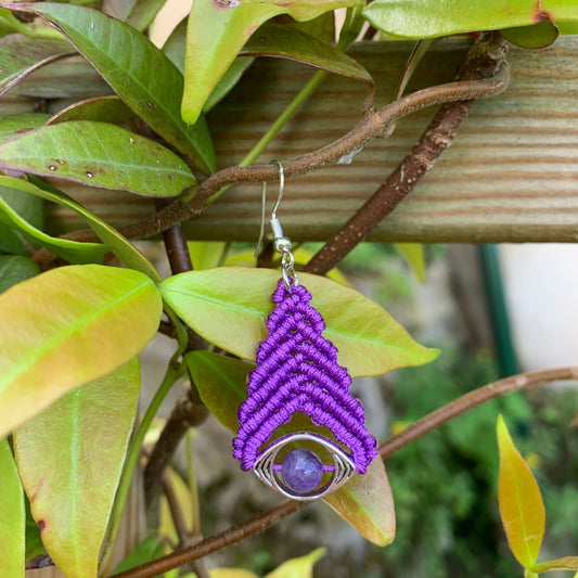 Créations artisanales bohème, boucles pendantes en micromacramé violet et perles améthyste naturelle