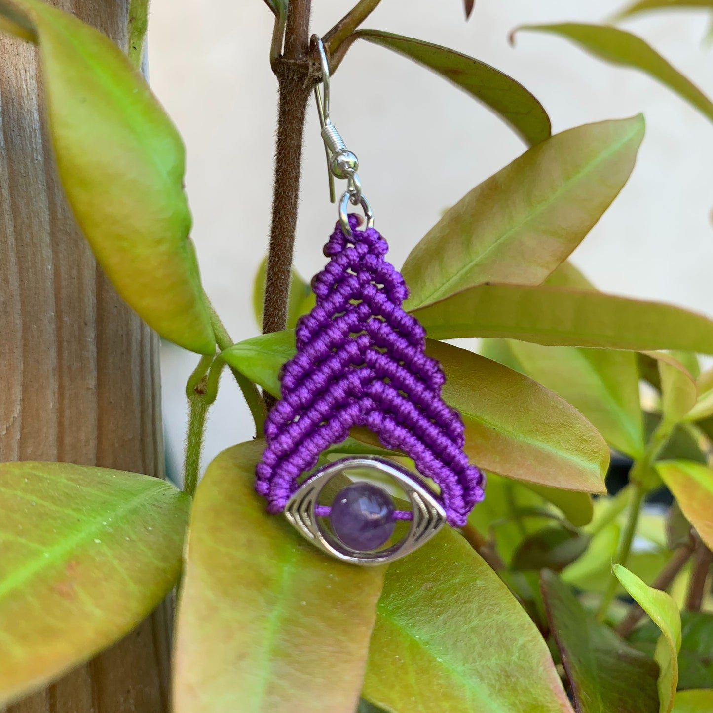 Boucles d’oreilles artisanales bohème en micromacramé violet et perles de pierre naturelle améthyste