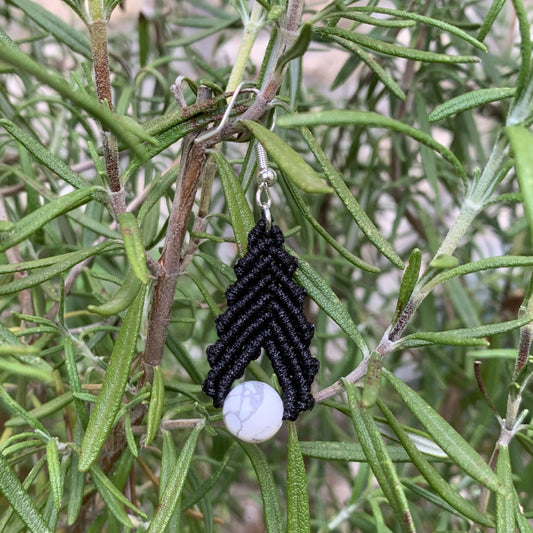 Boucles d’oreilles artisanales en macramé fin avec perles hwlite blanche, inspiration bohème ethnique