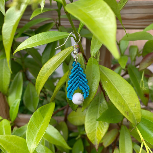 Boucle d'oreille en micromacré turquoise et perle howlite, modèle Bohème