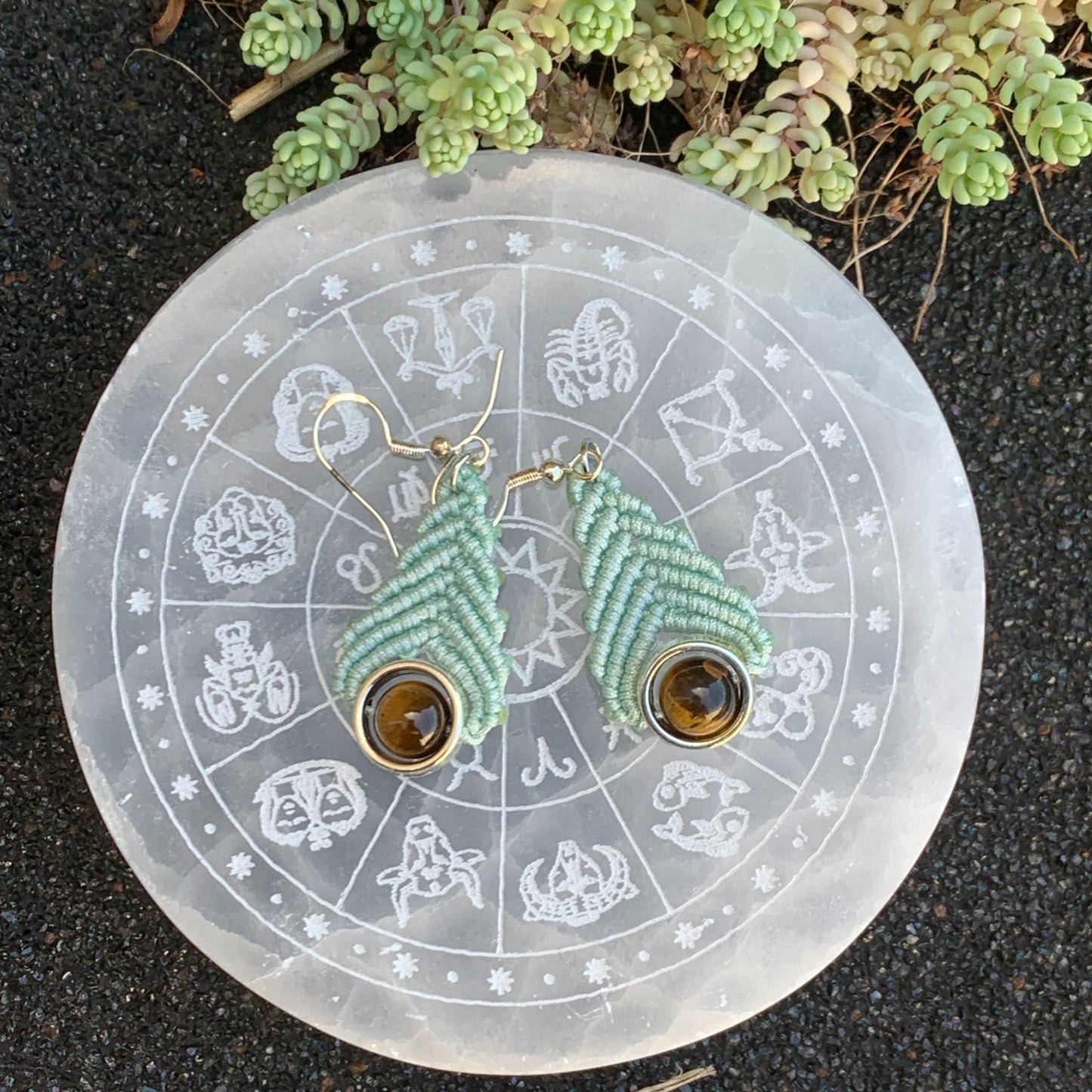 Boucles d’oreilles en macramé vert d’eau ornées d’une perle d’œil de tigre, accessoire bohème pour cultiver confiance et calme intérieur.