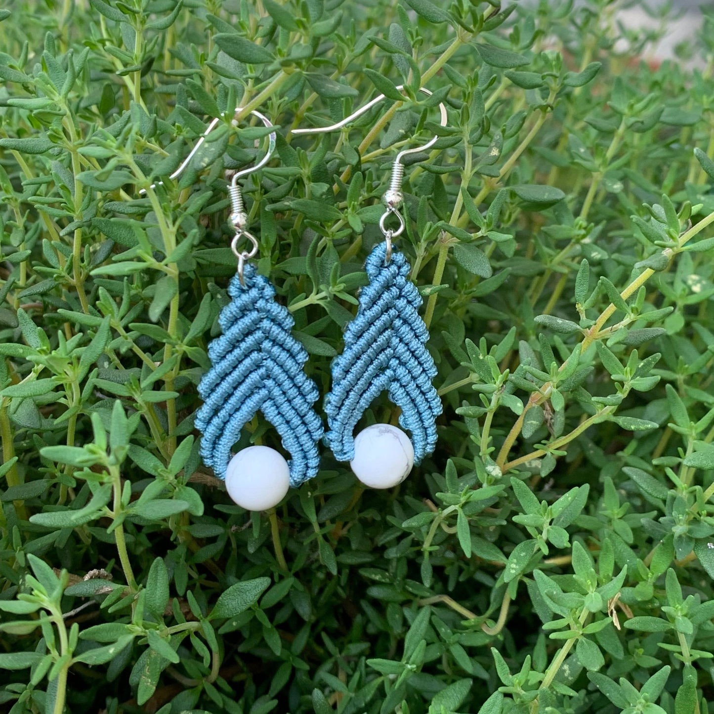 paire de boucles d'oreilles artisanales en micro macramé bleu ciel