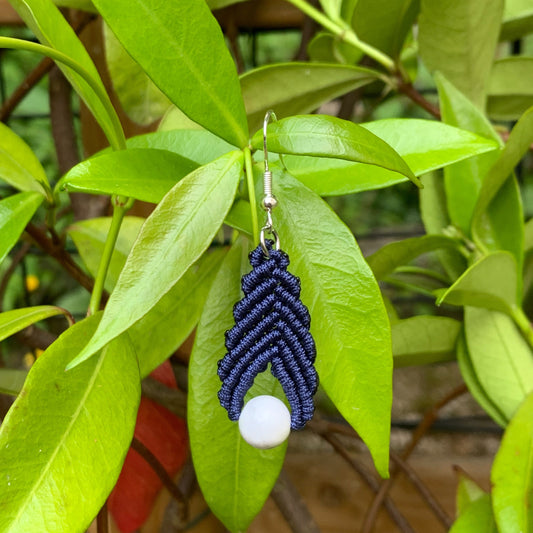 Bijoux bohème pendants, boucles d’oreilles en micromacramé bleu nuit et perles de lithothérapie Howlite