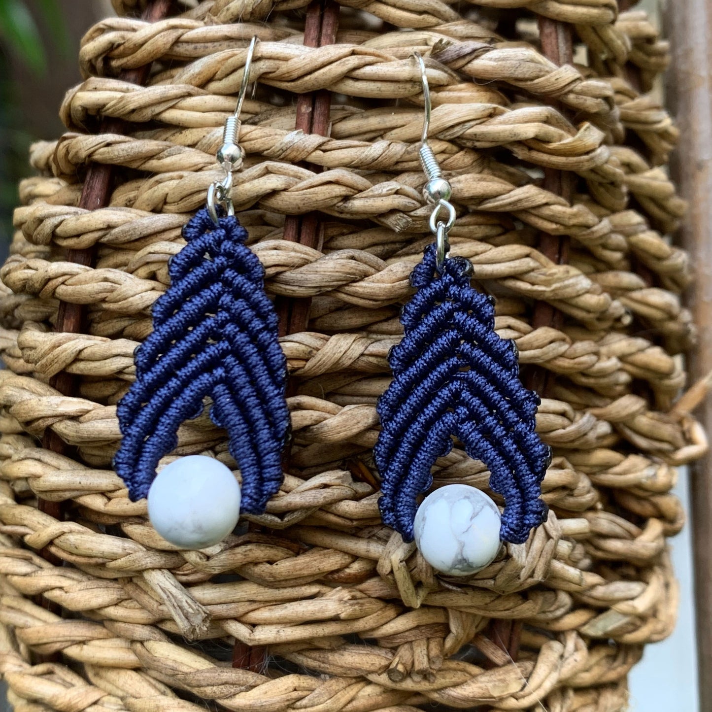 paire de boucles d'oreilles en mimcromacramé bleue nuit et perle de lithothérapie en Howlite blanche