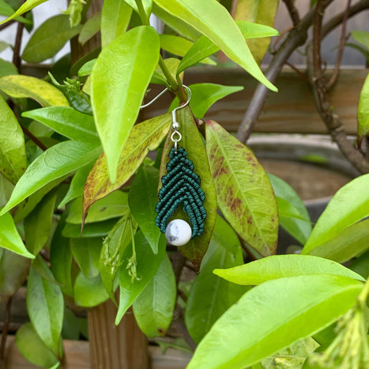 boucle d'oreille tressée verte et perle de lithothérapie en howlite