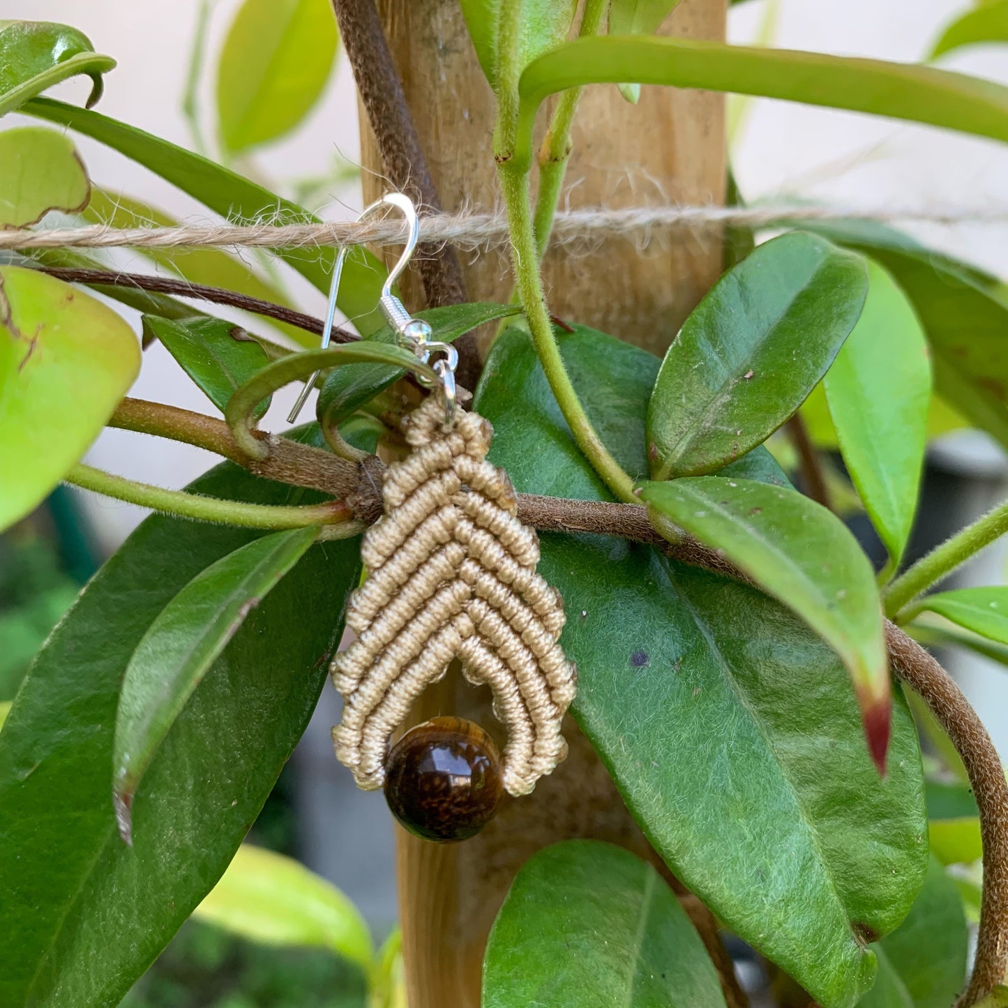 Boucles bohème en fil naturel micromacramé et perles en oeil de tigre, fabriquées à la main