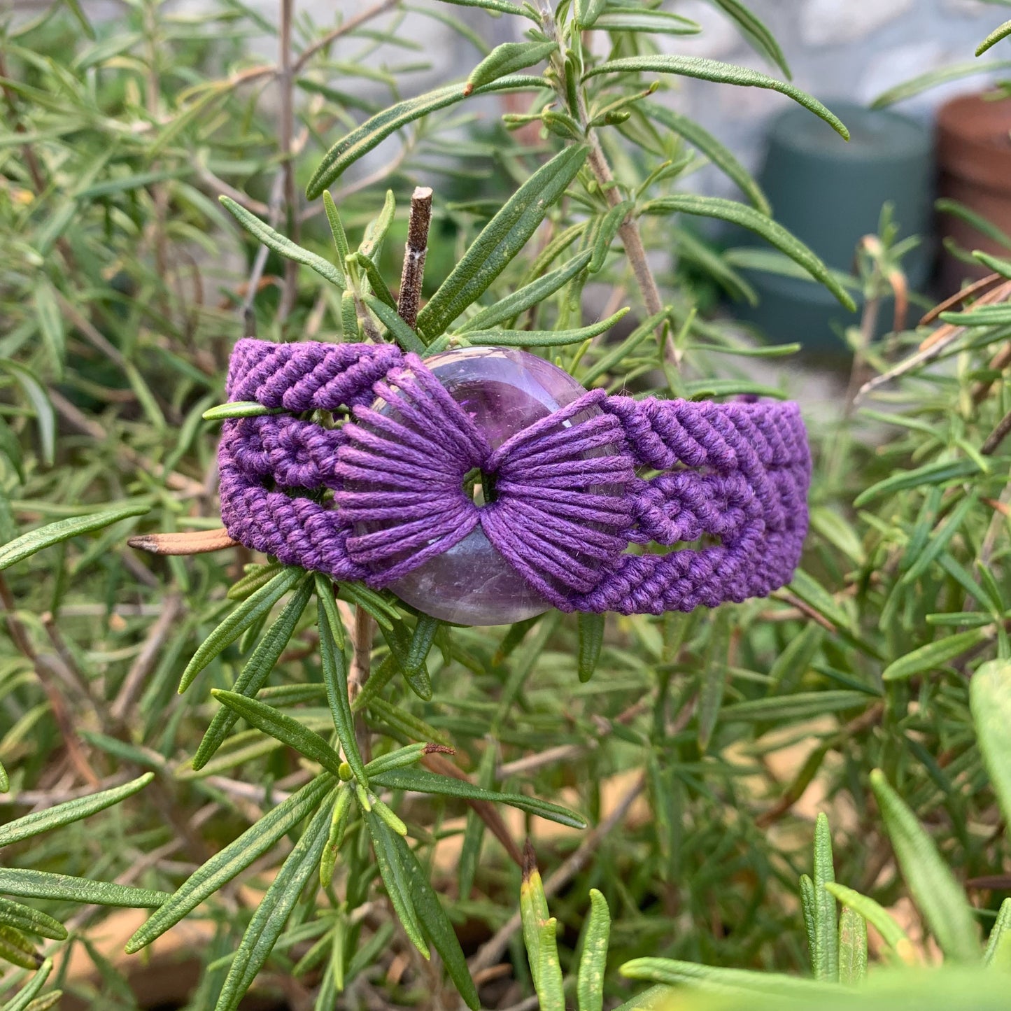 Bracelet spirituel en micro-macramé violet avec pierre naturelle améthyste pour calme, méditation et protection spirituelle