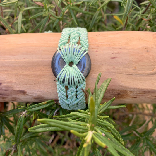 Bijou artisanal en hématite et micro-macramé vert d’eau pour équilibre, protection et énergie positive