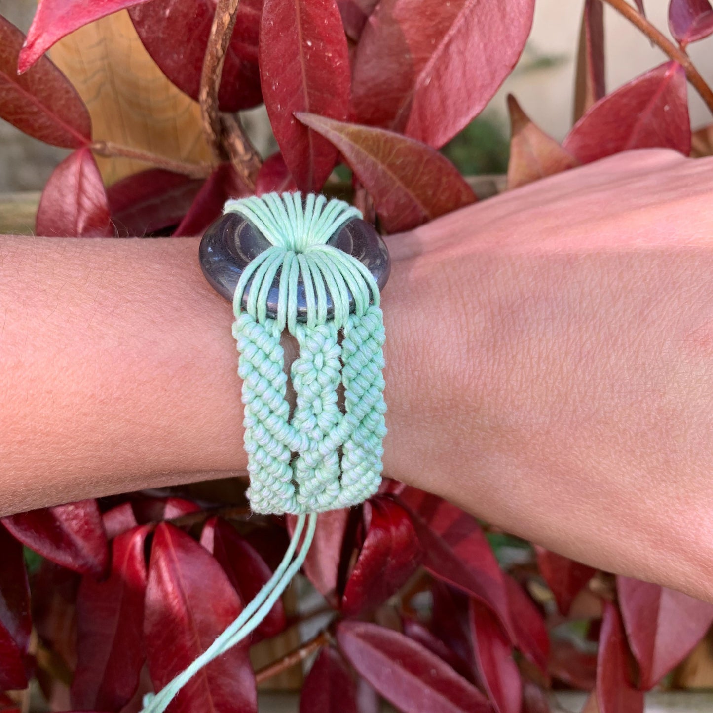 Bracelet vert d’eau porté au poignet pour connexion énergétique et bien-être quotidien