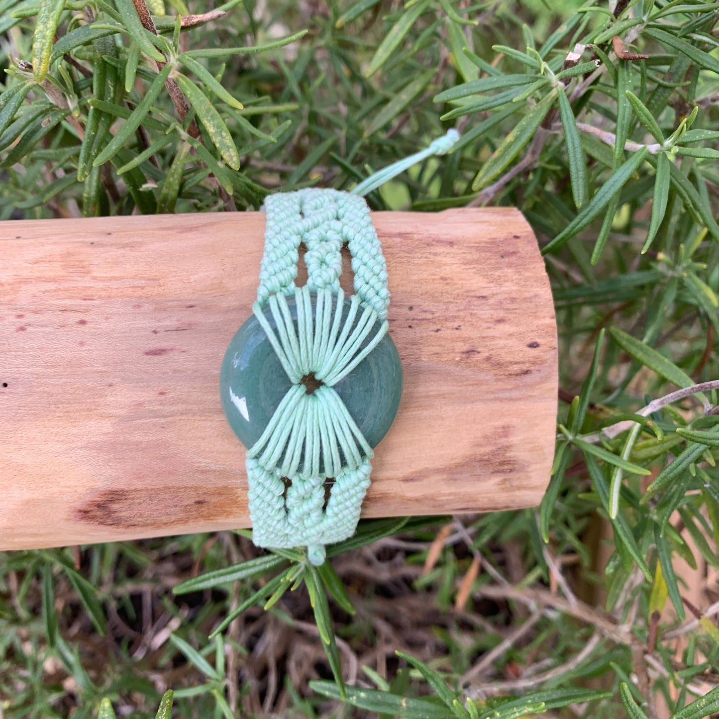 Bijou énergétique artisanal en aventurine et corde vert d’eau pour énergie positive et sérénité